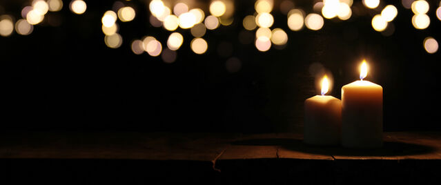 'tomertu/Adobe Stock', 'Brûler des bougies sur fond noir avec des lumières scintillantes bokeh, sous licence d'utilisation'.