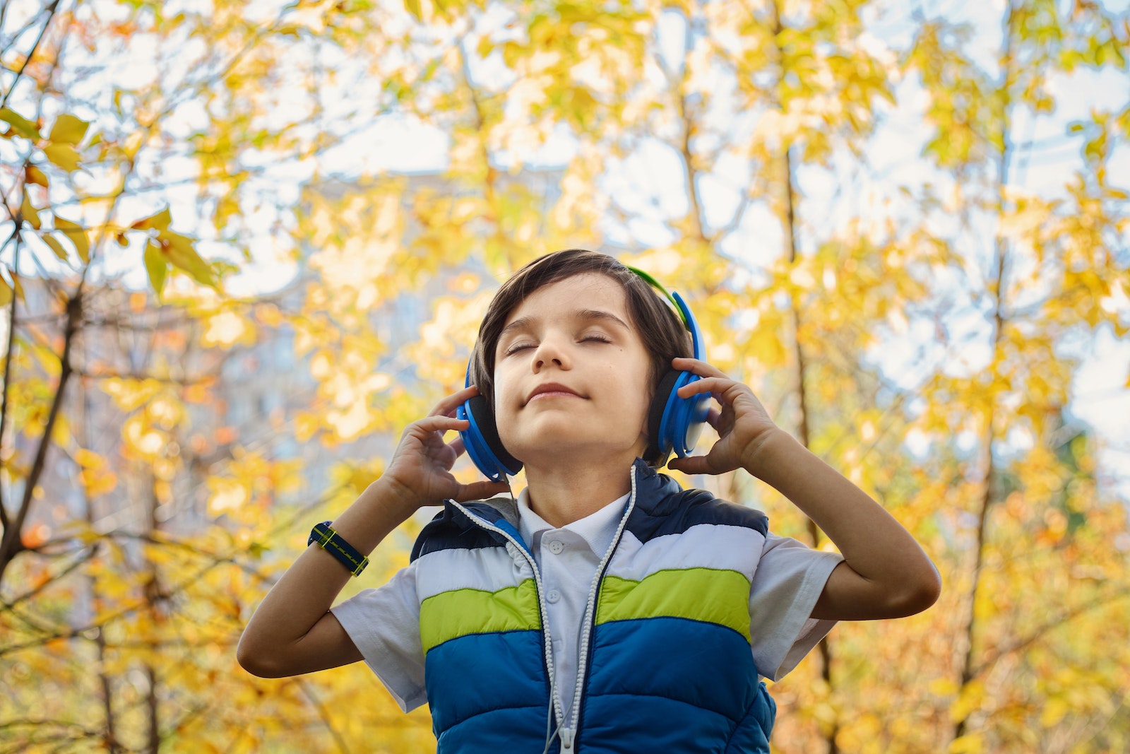 Un enfant heureux écoutant de la musique